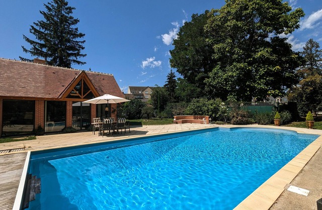 Casa urbana con piscina privada en el centro de Châteauroux