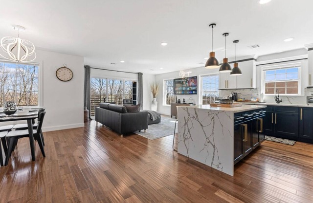 Cityscape Unit LOCATED APPROX 5 MIN. FROM NEWARK LIBERTY INTERNATIONAL AIRPORT