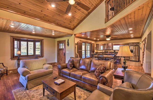 Clarkesville Ranch Cabin w/ Screened-In Porch!