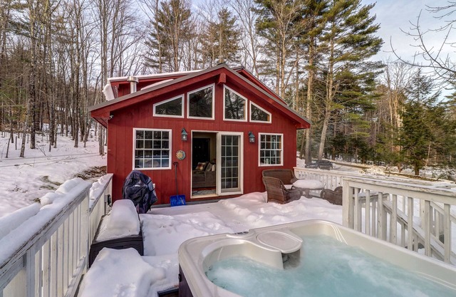 ¡NUEVO LISTADO! Casa clásica de Vermont con bañera de hidromasaje, terraza y estufa de leña cerca del estanque Okemo