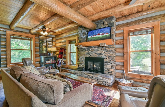 Classic Log Cabin 15 minutes to downtown Asheville-fire pit, pond, fireplace
