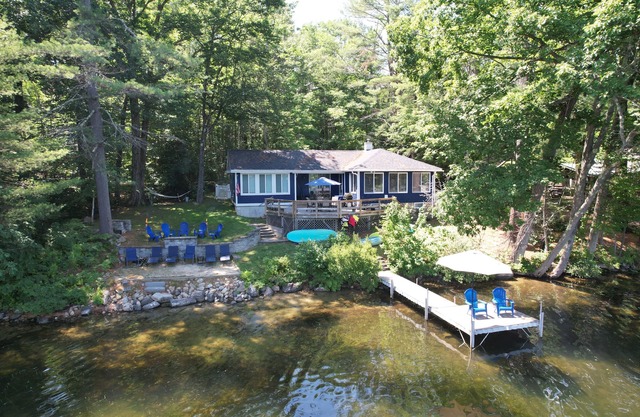 Cottage Maine clásico en el borde del agua