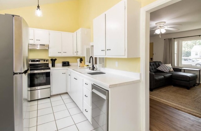 Clean & Comfortable Cottage in the Heart of Hutch!