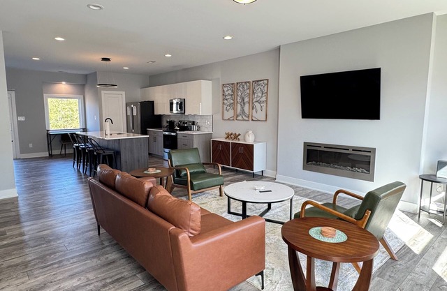 Clean luxury home near Liberty University and downtown. Quiet neighborhood,