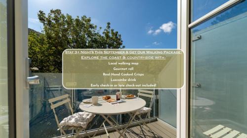 Clifftop Watch, River View and Balcony, 1 BR, Parking, Beach 10 min walk