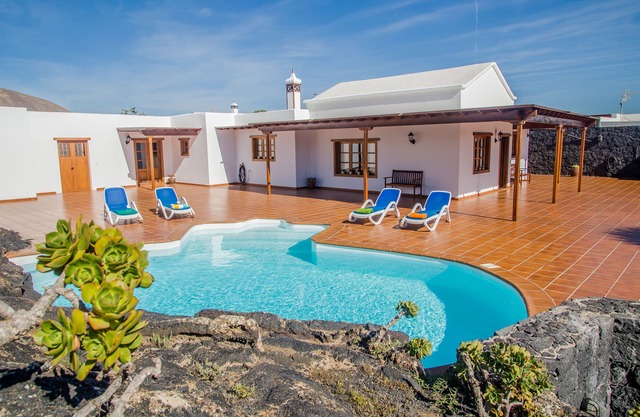 Casa lola lanzarote piscina climatizada, wifi y total privacidad