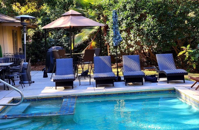 Orientada al océano, gran piscina privada, dos salas de estar separadas, todas de un nivel