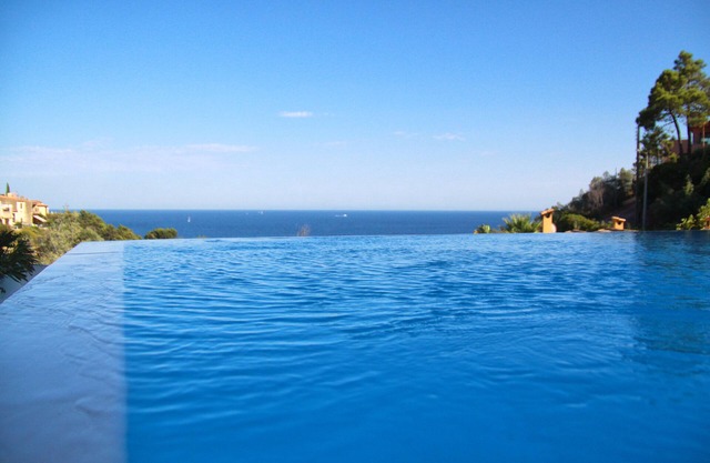 Cerca de Cannes, tranquila, piscina con horizonte de agua, vista ilimitada del mar.