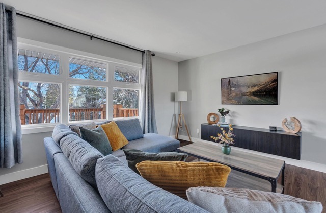 Close to Stampede> 8 adults+children> 2 Living Rooms> 4 BDR> Backyard> Park Free