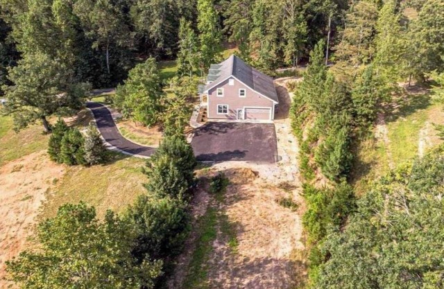 Close to TIEC, Columbus, Tryon, Landum, Lake Lure & Chimney Rock.. Very private