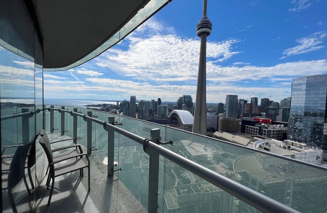 CN Tower, Union & Lakeview 2BR Condo+Free Parking