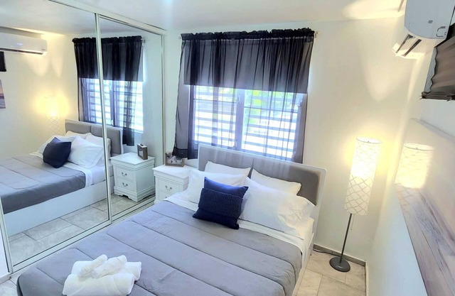 Tesla Powered Home! 5min from the Beach, 2min walk from Nightlife.