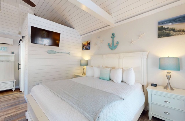 Coastal Estate – Private Cottage with King Bed & Pool Access