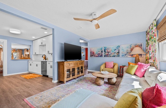 Banyan Key: Coastal Retreat Near IMG