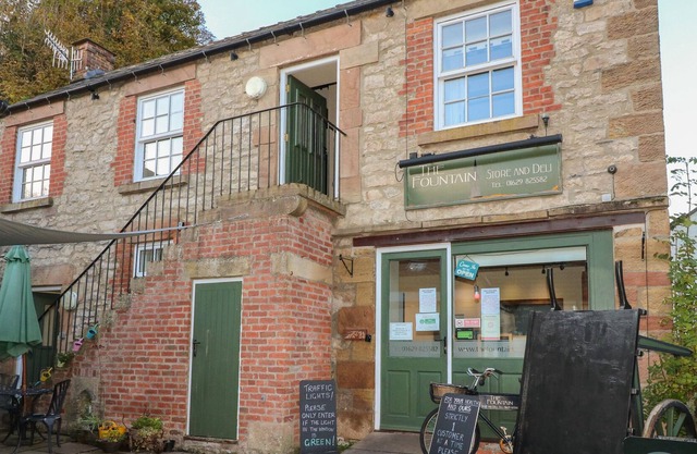 COBBLES, pet friendly, character holiday cottage in Matlock
