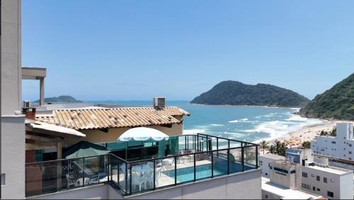 Cobertura Luxuosa, pe na areia - Exclusividade na Praia do Tombo, Guarujá, a Mais Premiada com Bandeira Azul no Brasil