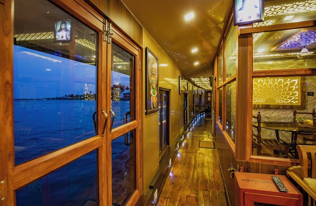 Coco HouseBoat