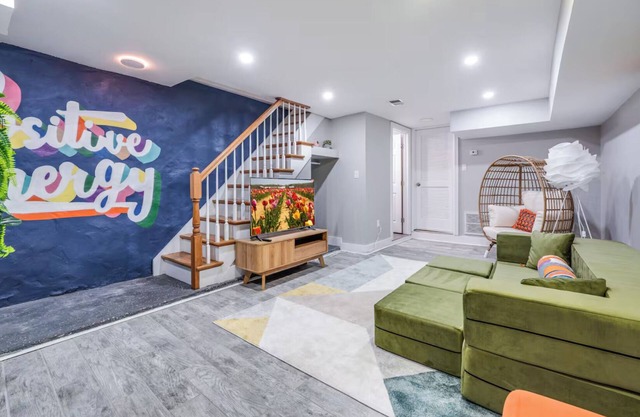 ColorBurst - Brand New 3BD 2BA Duplex in JSQ / 25 min NYC / 7 Min Walk to Trains