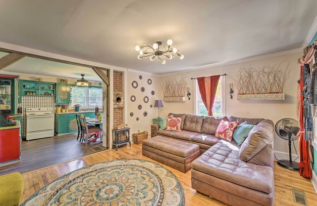 Colorful Bakersville Cottage: Views, Pets Allowed!