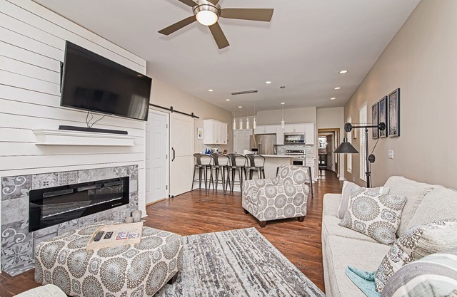 Duplex combinado en Monon Trail, cerca del norte del centro de Indy. Perfecto para grupos