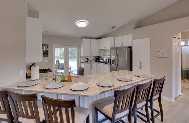 Venga a disfrutar de nuestra casa de vacaciones recientemente renovada, ubicada en DeLand, Florida