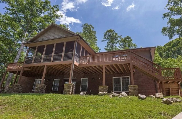 Ven a divertirte al sol en el río Tennessee con un muelle privado