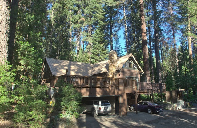 ¡Ven a casa a la cabaña Big Pine en Yosemite Forest Lodge!