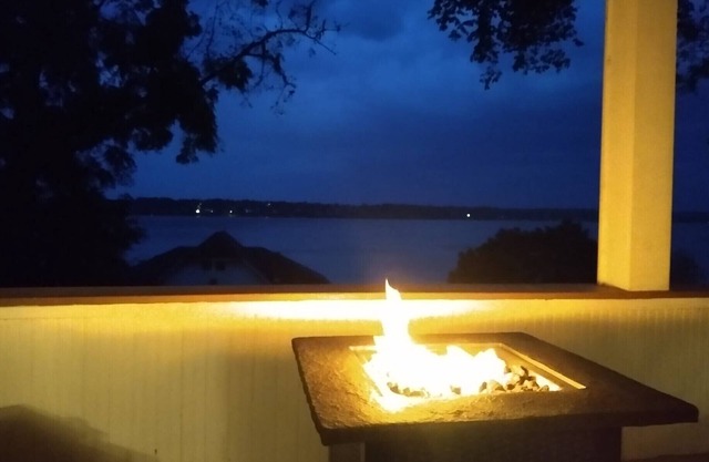 Enjoy the eclipse over the lake on the wine trail, entire house with lake views