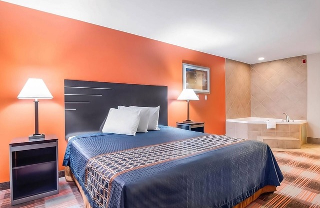 Comfort and Convenience! Free Parking, Near Heritage Park & River Line Park