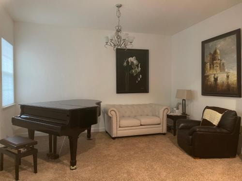 Comfort and Style Full bed shared bathroom