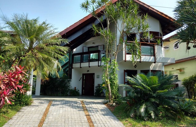 ¡Comodidad, seguridad y mucho ocio! Casa con piscina - Cond. Hanga Roa - Bertioga