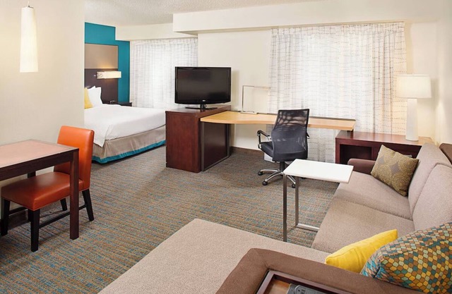 Comfort & Value! 3 Studio Queen Rooms w/ Kitchen, Pets Are Welcome