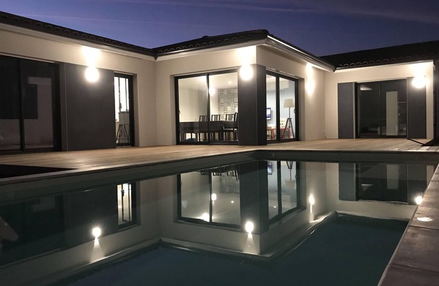 Confortable villa con piscina, cerca de todos los servicios.