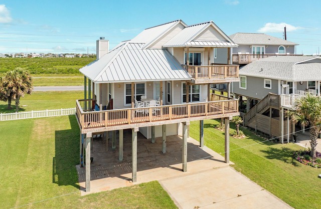 Comfortable 3rd Row Home w/ Easy Walk to the Beach