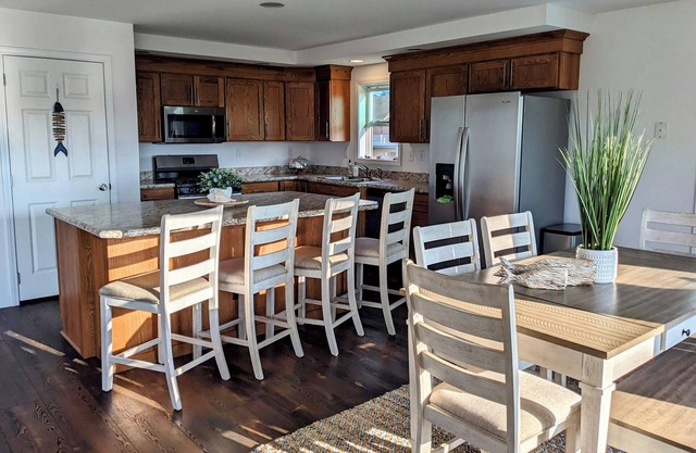 Comfortable 5 Bedroom Home near Fenwick Island and Ocean City beaches! Dog friendly, boat ramp nearby!