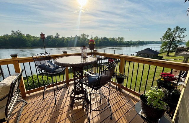 Comfortable and safe neighborhood Riverview Home. Close to Dozens of Restaurants