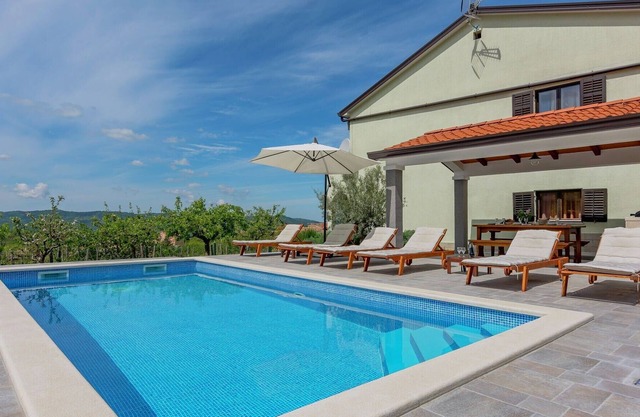 Cómodo apartamento en Cerovlje con piscina