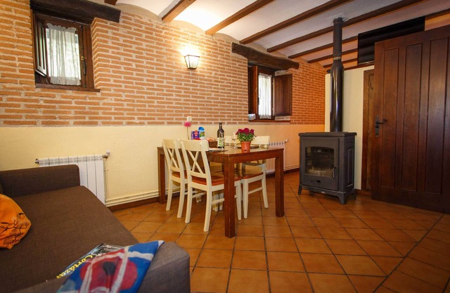 Comodo apartamento de 1 dormitorio y sofa cama en planta baja con chimenea.