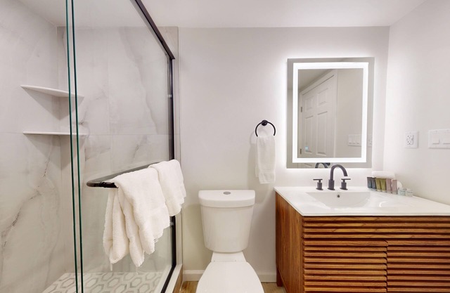Comfortable Coastal Retreat with Two Queen Beds - Suite Room