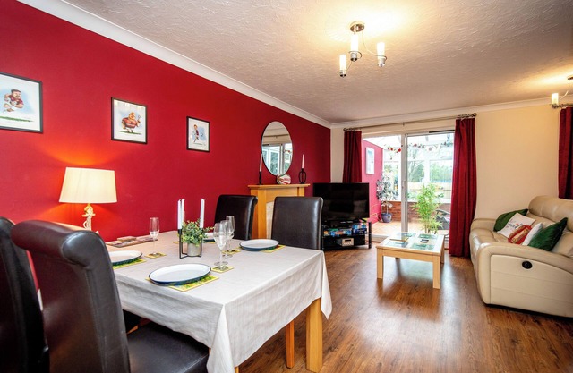 Comfortable, Cosy & Spacious Entire Holiday home in Llanelli. Pet Friendly.