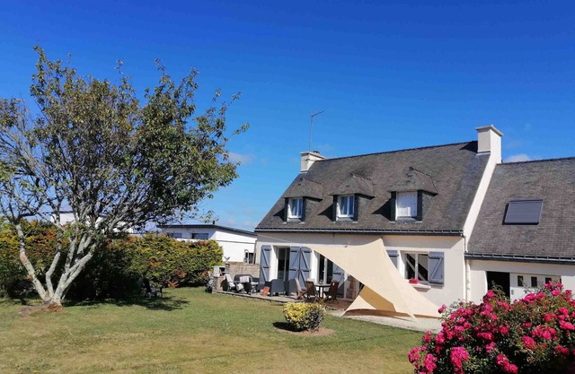 Comfortable family in a quiet area, and ideally located near the sea...