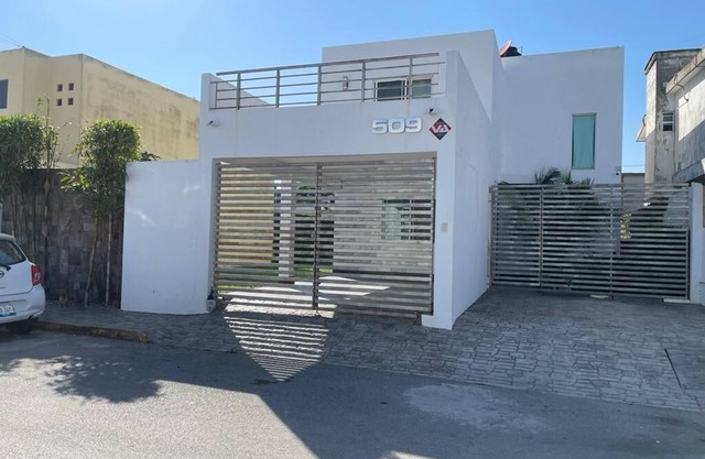 Casa confortable cerca de playa, comercios y aeropuerto, ideal para familias.