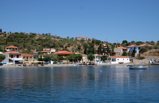 Cómoda casa con jardín, junto al mar, en un pequeño puerto pesquero.