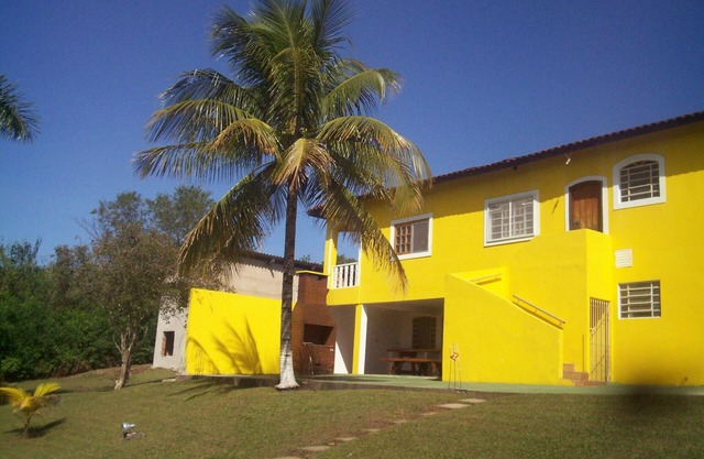 Cómoda casa con piscina, barbacoa, terraza y vistas a la vegetación.
