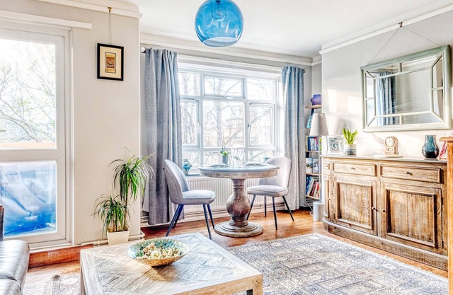 Comfortable Home in Wandsworth by UnderTheDoormat