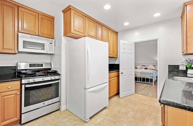 Comfortable Home Near LA With Full Kitchen Laundry
