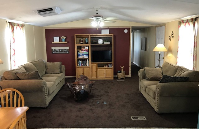 Cómoda casa en la mesa