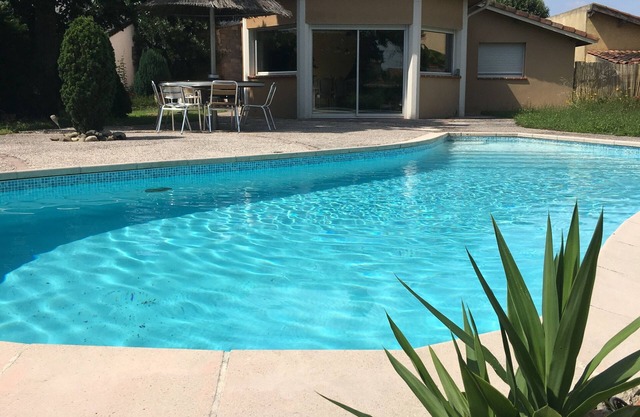 Cómoda casa con piscina.