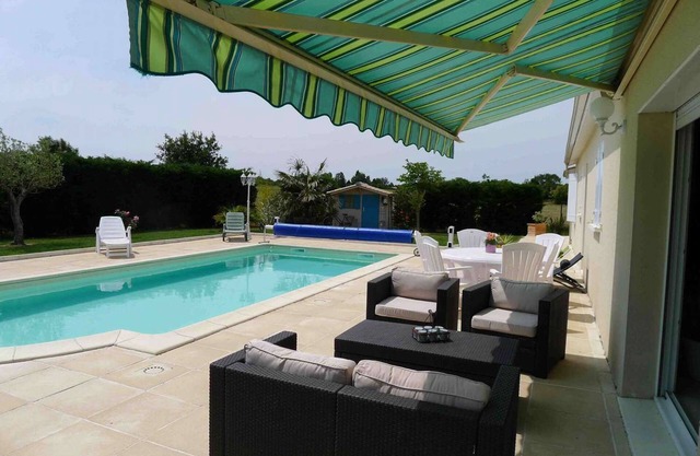 CASA CONFORTABLE con piscina privada y amplio jardín.