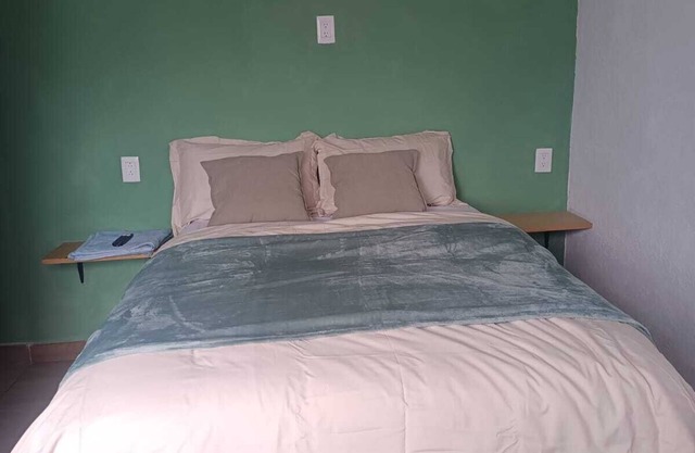 Habitación cómoda con baño privado a un lado de plaza candiles en Querétaro